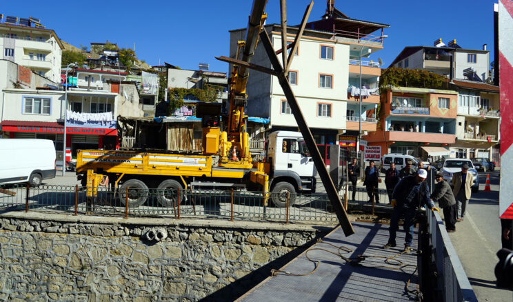 Büyükşehir’den Çağlayancerit’e Köprü