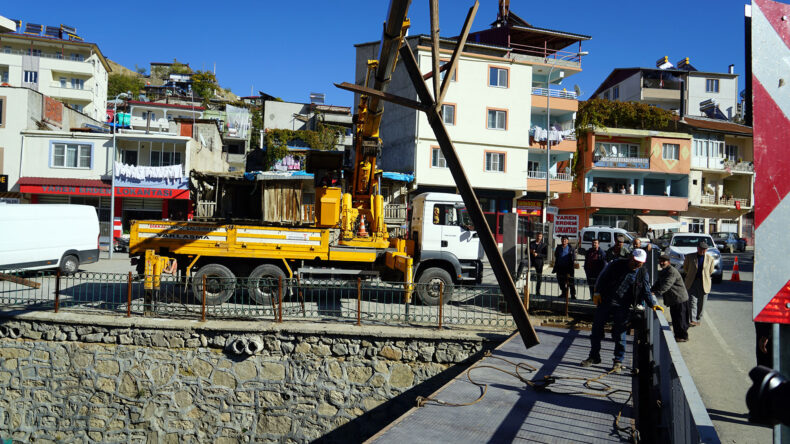 Büyükşehir’den Çağlayancerit’e Köprü