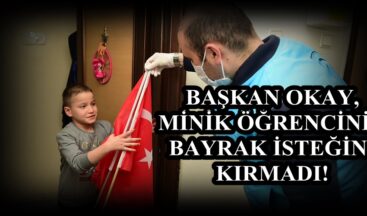 BAŞKAN OKAY, MİNİK ÖĞRENCİNİN BAYRAK İSTEĞİNİ KIRMADI!