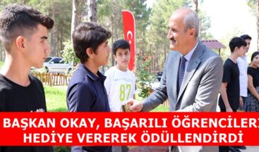 BAŞKAN OKAY, BAŞARILI ÖĞRENCİLERİ HEDİYE VEREREK ÖDÜLLENDİRDİ.