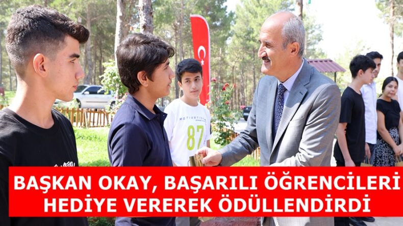 BAŞKAN OKAY, BAŞARILI ÖĞRENCİLERİ HEDİYE VEREREK ÖDÜLLENDİRDİ.