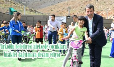 Türkoğlu belediyesi afetzede çocuklara bisiklet dağıtmaya devam ediyor.