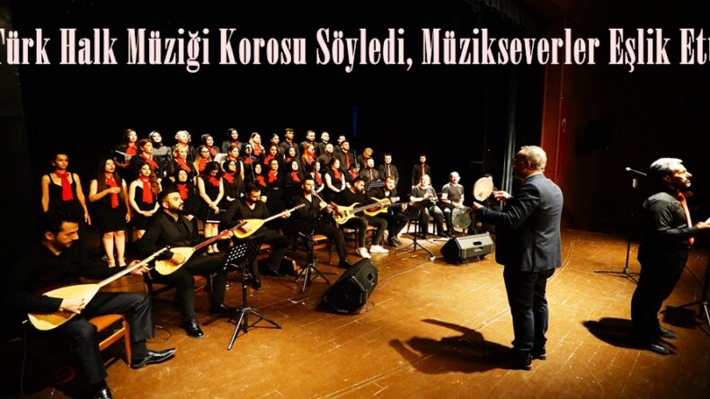 Türk Halk Müziği Korosu Söyledi, Müzikseverler Eşlik Etti.