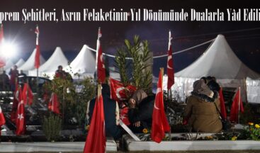 Deprem Şehitleri, Asrın Felaketinin Yıl Dönümünde Dualarla Yâd Ediliyor.