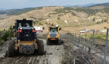 Onikişubat Belediyesi, kumlama çalışmalarıyla kırsalda yol konforunu artırıyor.