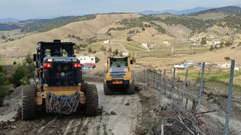 Onikişubat Belediyesi, kumlama çalışmalarıyla kırsalda yol konforunu artırıyor.