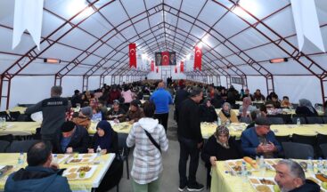 Başkan Hanifi Toptaş, ilk iftarını depremzede vatandaşlarla açtı.