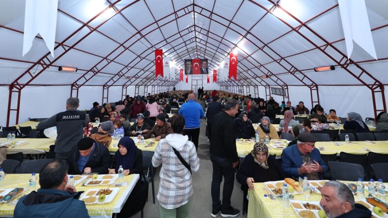 Başkan Hanifi Toptaş, ilk iftarını depremzede vatandaşlarla açtı.
