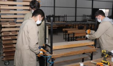 Kahramanmaraş’ta Eski Sıralar Yenilenerek Okullara Kazandırılıyor.