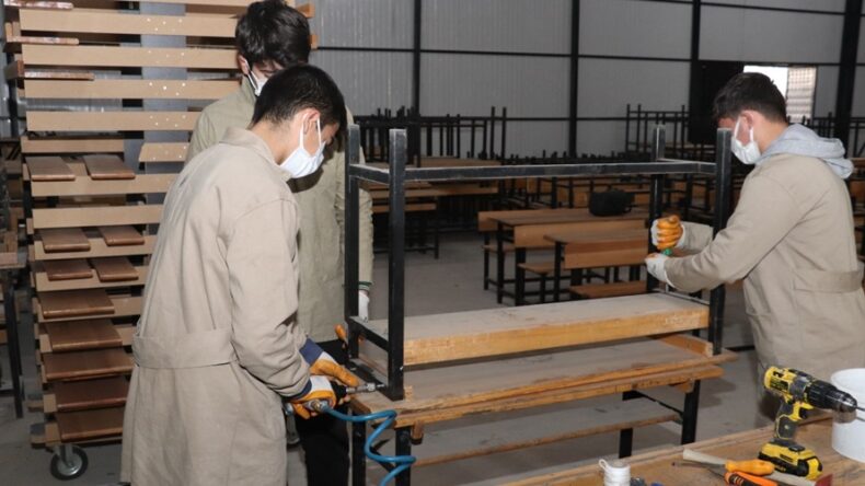 Kahramanmaraş’ta Eski Sıralar Yenilenerek Okullara Kazandırılıyor.