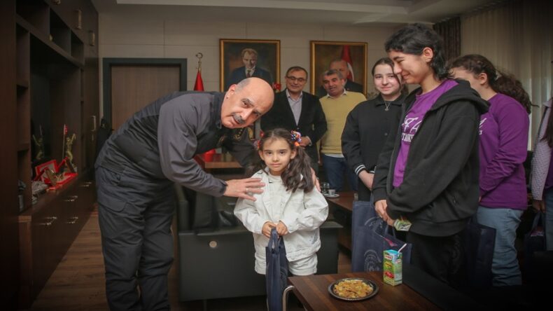 SATRANÇ TURNUVASI ŞAMPİYONLARINDAN İL EMNİYET MÜDÜRÜNE ZİYARET.