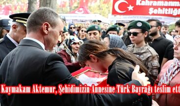 Kaymakam Aktemur, Şehidimizin Annesine Türk Bayrağı teslim etti.