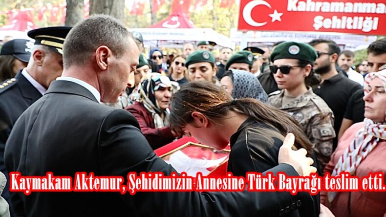 Kaymakam Aktemur, Şehidimizin Annesine Türk Bayrağı teslim etti.