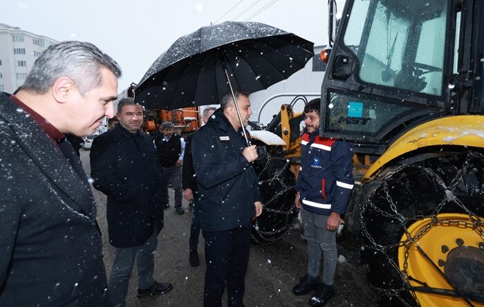 BAŞKAN TOPTAŞ, KARLA MÜCADELE ÇALIŞMALARINI SAHADA İNCELEDİ.