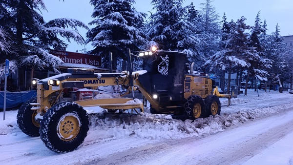 Büyükşehir’den Kesintisiz Kar Mesaisi.