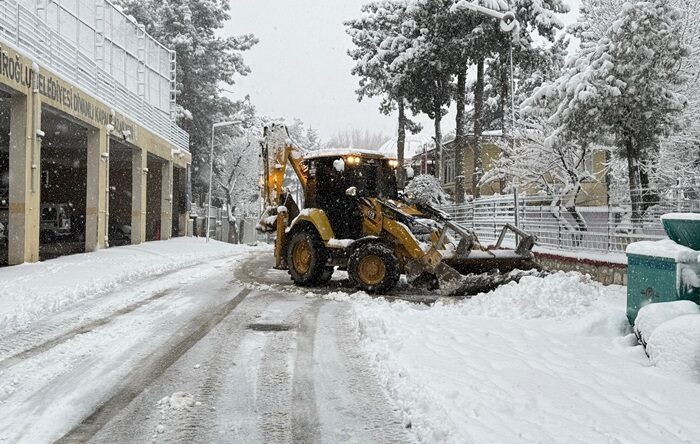 DULKADİROĞLU’NDA YOĞUN KAR MESAİSİ: EKİPLER 105 MAHALLEDE SAHADA