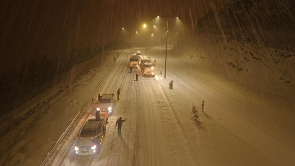 Büyükşehir’den Gece Boyunca Kar Mesaisi.