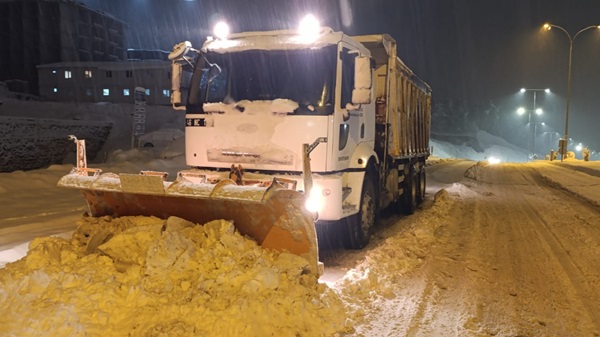 Büyükşehir, Kar Mesaisini Gece Saatlerinde de Kesintisiz Sürdürüyor.