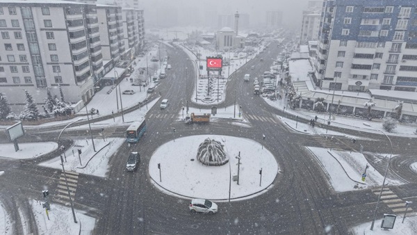 Büyükşehir’den Kar Yağışı Sonrası Arterlere Anında Müdahale.