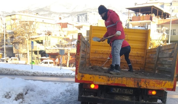 Büyükşehir, Buzlanmanın Önüne Geçmek İçin Durmaksızın Sahada.