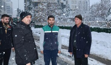 Onikişubat’ta kar mesaisi: Tüm ekipler sahada, çalışmalar aralıksız sürüyor.