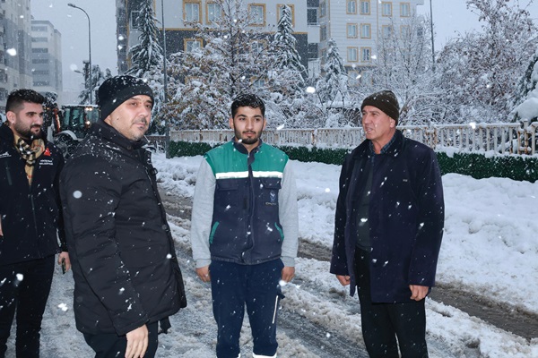 Onikişubat’ta kar mesaisi: Tüm ekipler sahada, çalışmalar aralıksız sürüyor.
