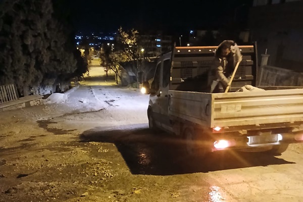 Onikişubat Belediyesi’nden don ve buzlanmaya karşı erken müdahale.