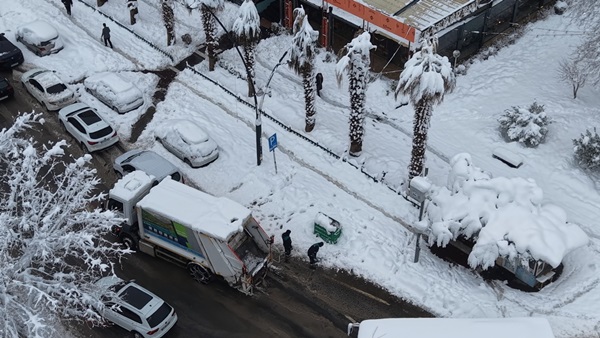 Zorlu kış şartlarına rağmen Onikişubat’ta temizlik hizmetleri aksamıyor.