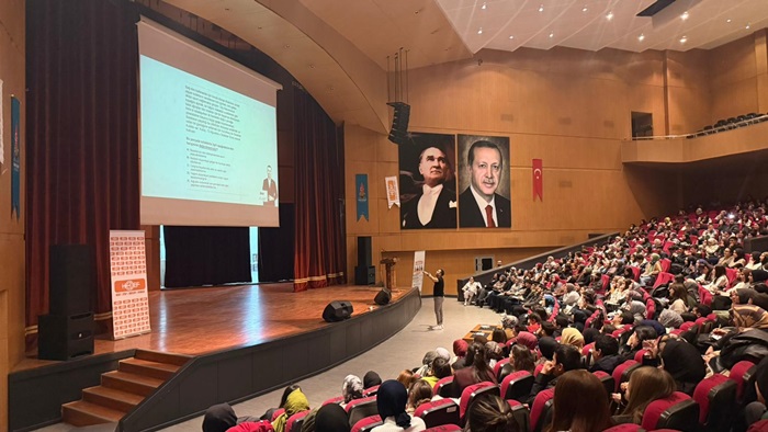 Onikişubat Belediyesi’nin YKS ve KPSS Kazandıran Taktikler Kampı yoğun katılımla başladı.