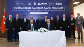 Başkan Toptaş, Bakan Fatih Kacır’ın katıldığı imza töreninde ONİKAD’ın protokolünü imzaladı.