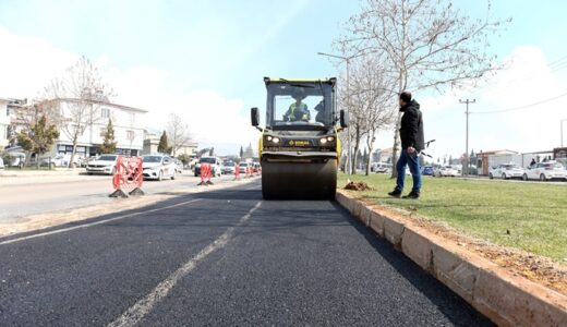 Mahalle Mahalle Onarım: Yollar Sıcak Asfaltla Yenileniyor.