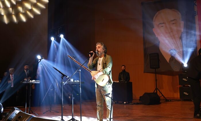 Kurtuluş Coşkusu Ali Kınık Konseriyle Taçlandı.