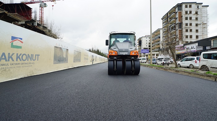 Büyükşehir, Dulkadiroğlu’nda Asfalt Mesaisini Sürdürüyor.