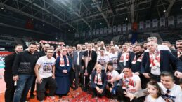 Edeler, artık Efeler Ligi’nde! Şampiyon Onikişubat Belediye Spor kupasına kavuştu.