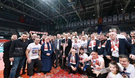 Edeler, artık Efeler Ligi’nde! Şampiyon Onikişubat Belediye Spor kupasına kavuştu.