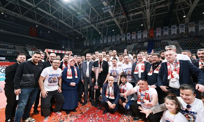 Edeler, artık Efeler Ligi’nde! Şampiyon Onikişubat Belediye Spor kupasına kavuştu.