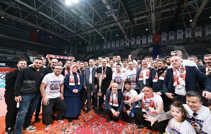 Edeler, artık Efeler Ligi’nde! Şampiyon Onikişubat Belediye Spor kupasına kavuştu.