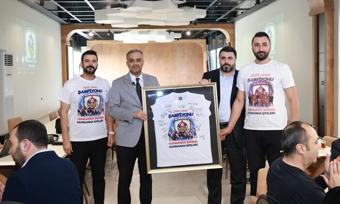 Başkan Toptaş, Efeler Ligi’ne yükselen Onikişubat Belediye Spor ile şampiyonluk yemeğinde buluştu.