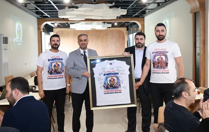 Başkan Toptaş, Efeler Ligi’ne yükselen Onikişubat Belediye Spor ile şampiyonluk yemeğinde buluştu.