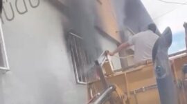 Onikişubat Belediyesi personelinden ev yangınına örnek müdahale.