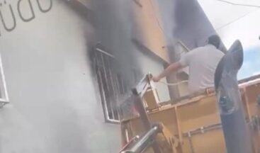 Onikişubat Belediyesi personelinden ev yangınına örnek müdahale.
