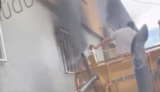 Onikişubat Belediyesi personelinden ev yangınına örnek müdahale.