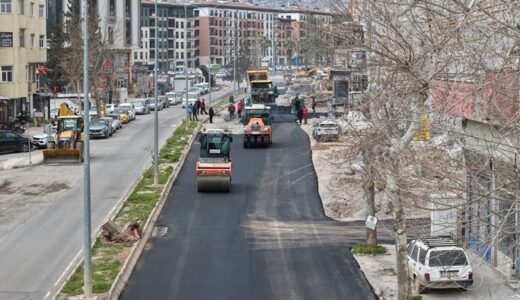Büyükşehir, Dulkadiroğlu’nda Asfalt Mesaisini Sürdürüyor.