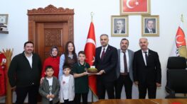 Başkan Hanifi Toptaş, 23 Nisan’da koltuğunu minik Halil Sami’ye devretti.