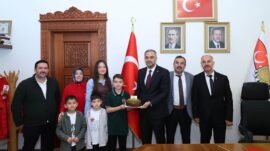 Başkan Hanifi Toptaş, 23 Nisan’da koltuğunu minik Halil Sami’ye devretti.