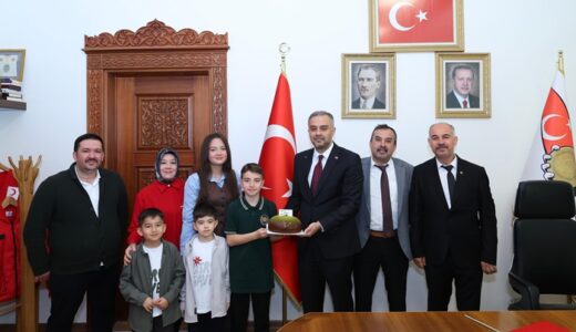 Başkan Hanifi Toptaş, 23 Nisan’da koltuğunu minik Halil Sami’ye devretti.