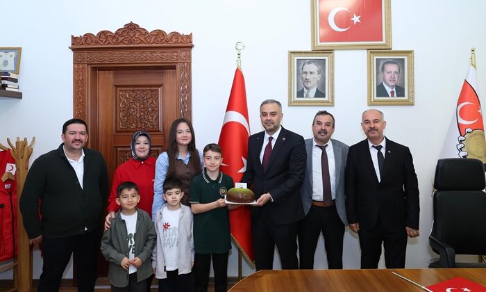 Başkan Hanifi Toptaş, 23 Nisan’da koltuğunu minik Halil Sami’ye devretti.