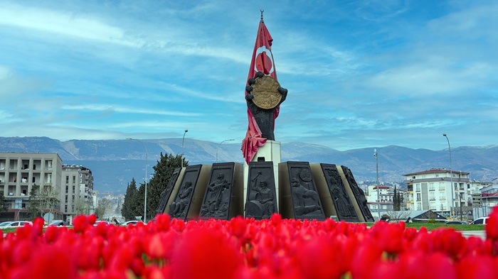 Şehir Çiçek Açtı; Kavşaklarda Görsel Şölen.
