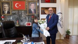 DULKADİROĞLU BELEDİYESİ’NDE BAŞKANLIK MAKAMI ECRİN NİSANUR AŞGAN’A EMANET EDİLDİ.