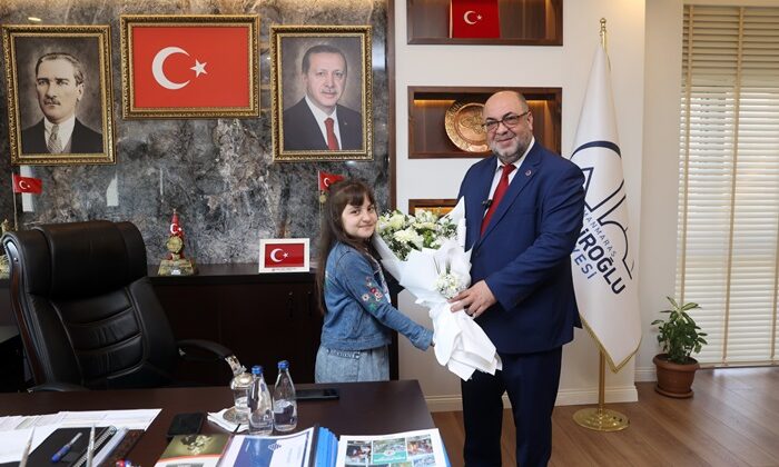 DULKADİROĞLU BELEDİYESİ’NDE BAŞKANLIK MAKAMI ECRİN NİSANUR AŞGAN’A EMANET EDİLDİ.